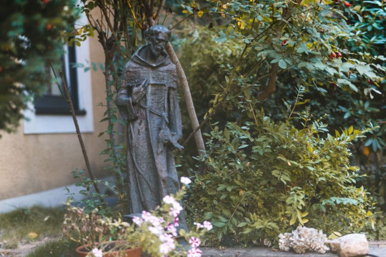 Franziskusfigur Innenhof Steffens 2 768x512
