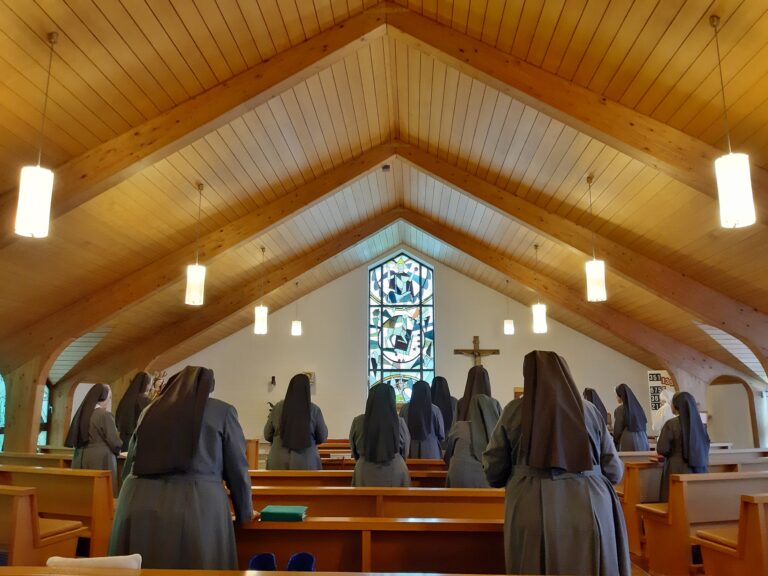 Solansschwestern beim Gebet in der Klosterkapelle