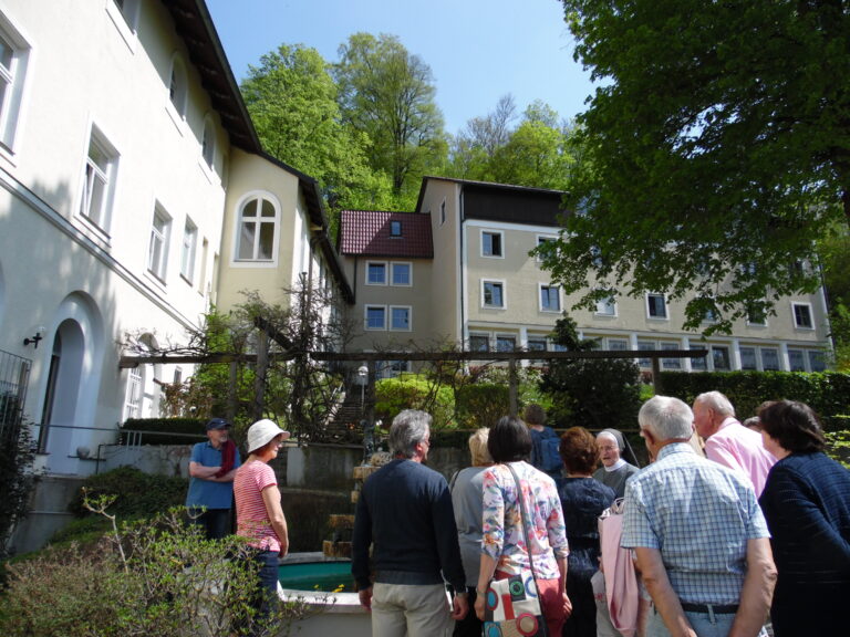 Besucher während einer Klosterführung