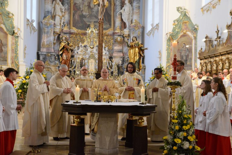 Priesterweihe 20230505 191221 Auswahl 768x513