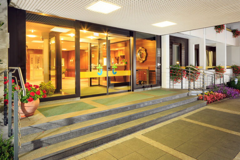 Eingang Abend web 1 768x512