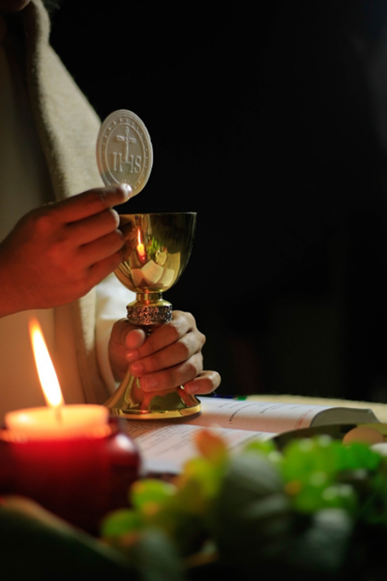 25 56 ABC Dario Weihbischof Marian Eleganti Titelbild 768x1152