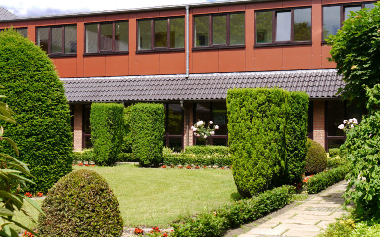 Mittelbau mit Kreuzgang und Gästeflur