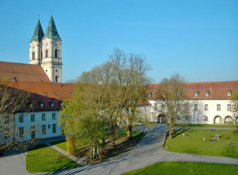 111 Innenhof bearb 7 768x563