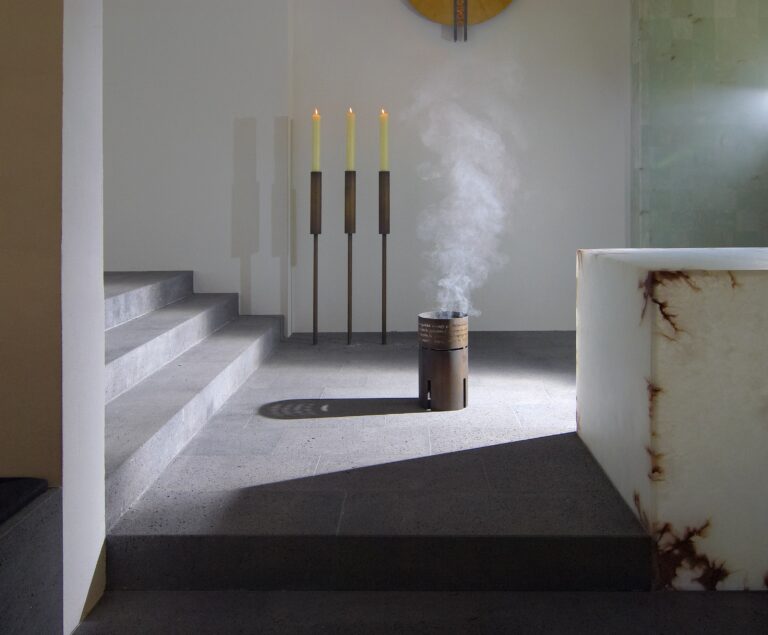 Hauskirche Altarraum mit Weihrauch 768x635