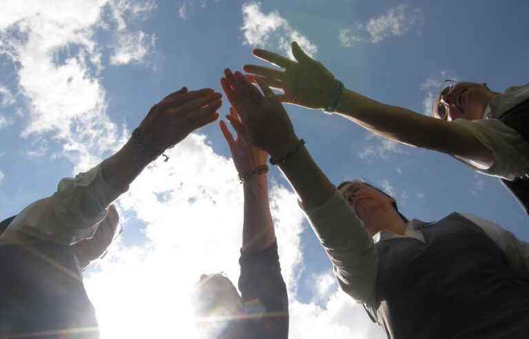 Schwestern mit Freundschaftsband Mai 2013 007 768x492