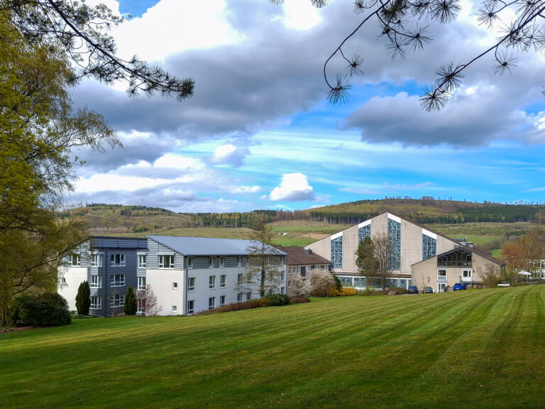 Fruehling Rueckansicht Bergkloster Bestwig 1 768x576